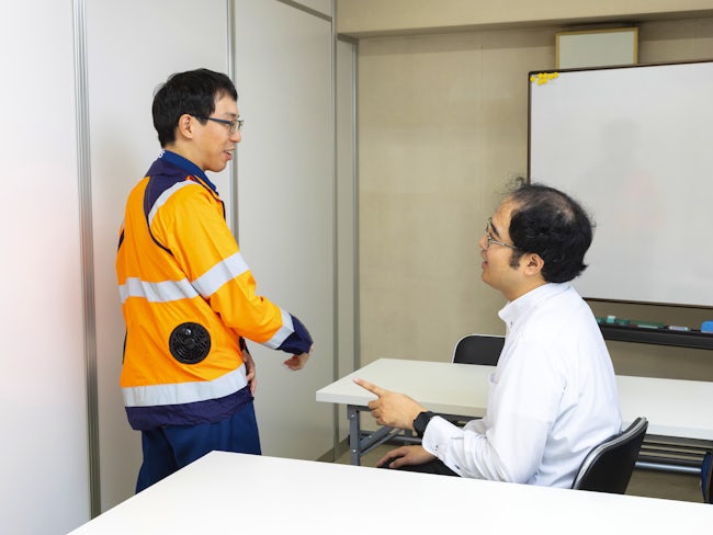 現場を管理、手配する内勤は極力現場にも足を運び、隊員に現場のアドバイスや状況をヒアリングしながら積極的にコミュニケーションをとっています。少しでも不安を取り除くことも内勤の仕事です。