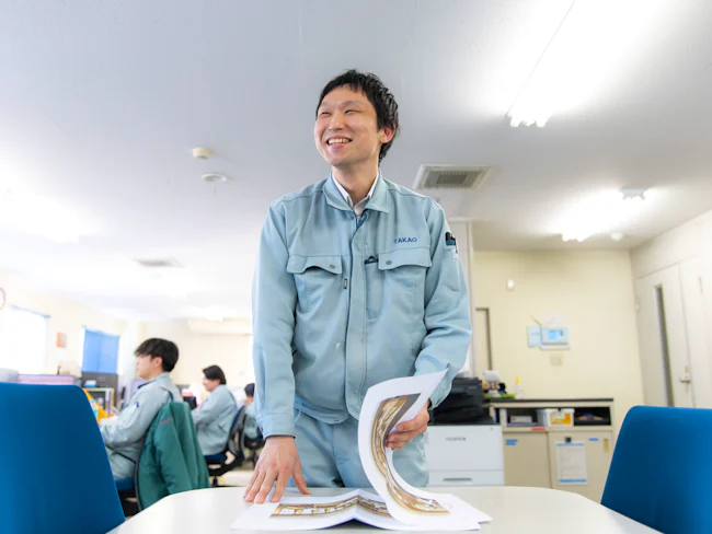 石の工事の予算だけで何億、という物件を手掛ける当社。建築石材は装飾的な意味合いが強く、自分の携わった物件が作品として残っていく醍醐味は他ではそう味わえるものではないハズです。