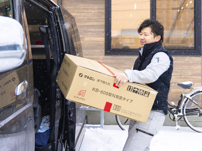 現場に材料を運ぶこともあります。住まいの修繕など建築現場を見てワクワクする方であればきっと仕事が楽しいハズです。