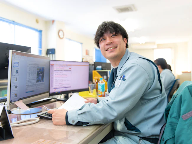 「とにかく人が良い」と、メンバーが自然に笑い合えるのが当社の自慢。社内のデジタル化も進み、バックヤード業務もスマートに困った時はすぐに相談しやすい雰囲気づくりを大切にしています。