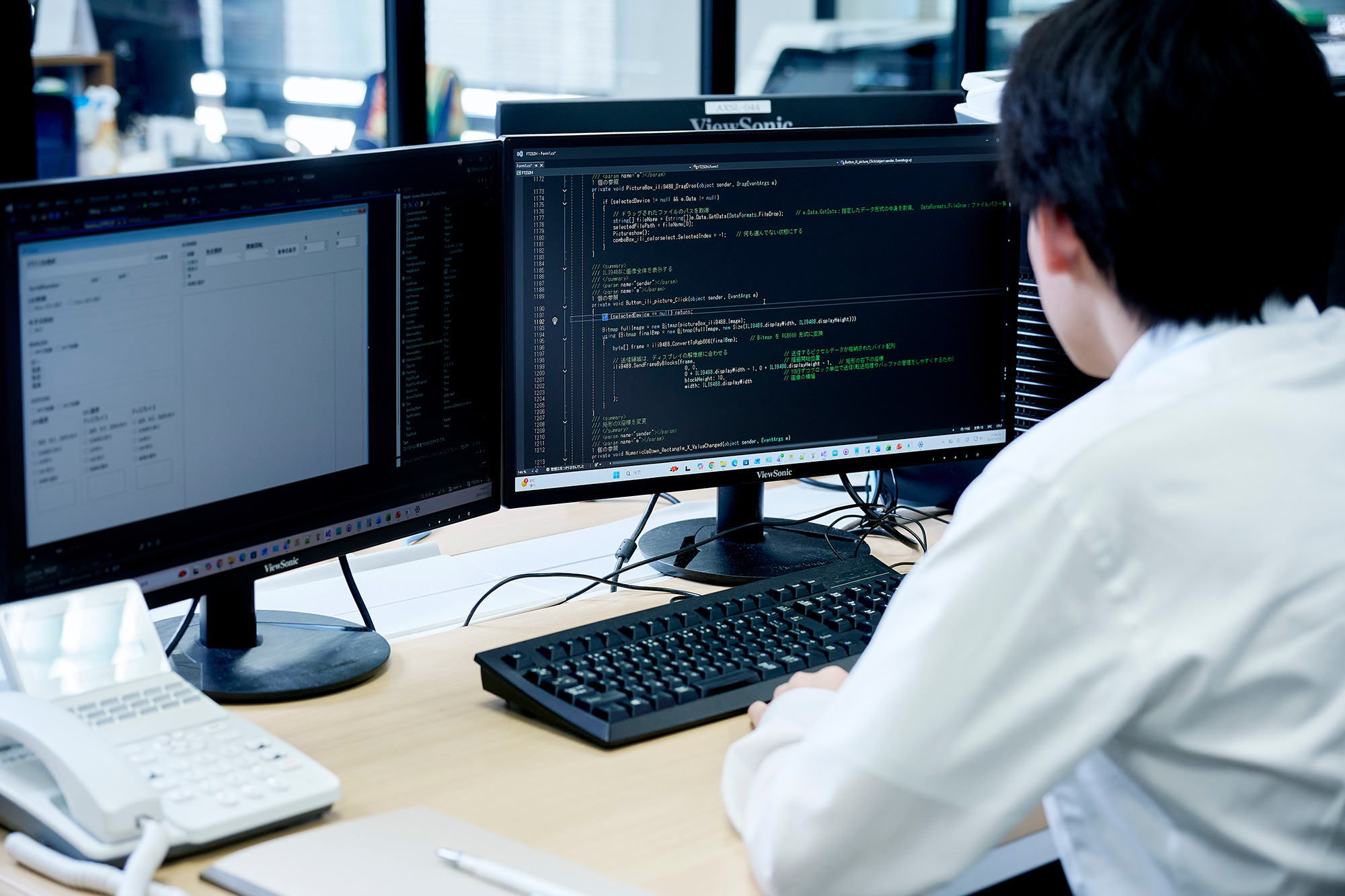 デスクトップ2画面にノートPCも貸与。広々としたスペースで業務に集中しやすい環境が整っています。