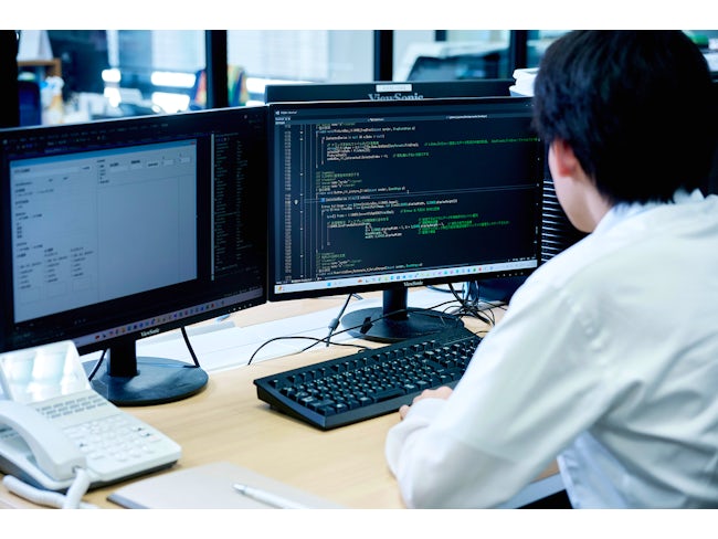 デスクトップ2画面にノートPCも貸与。広々としたスペースで業務に集中しやすい環境が整っています。
