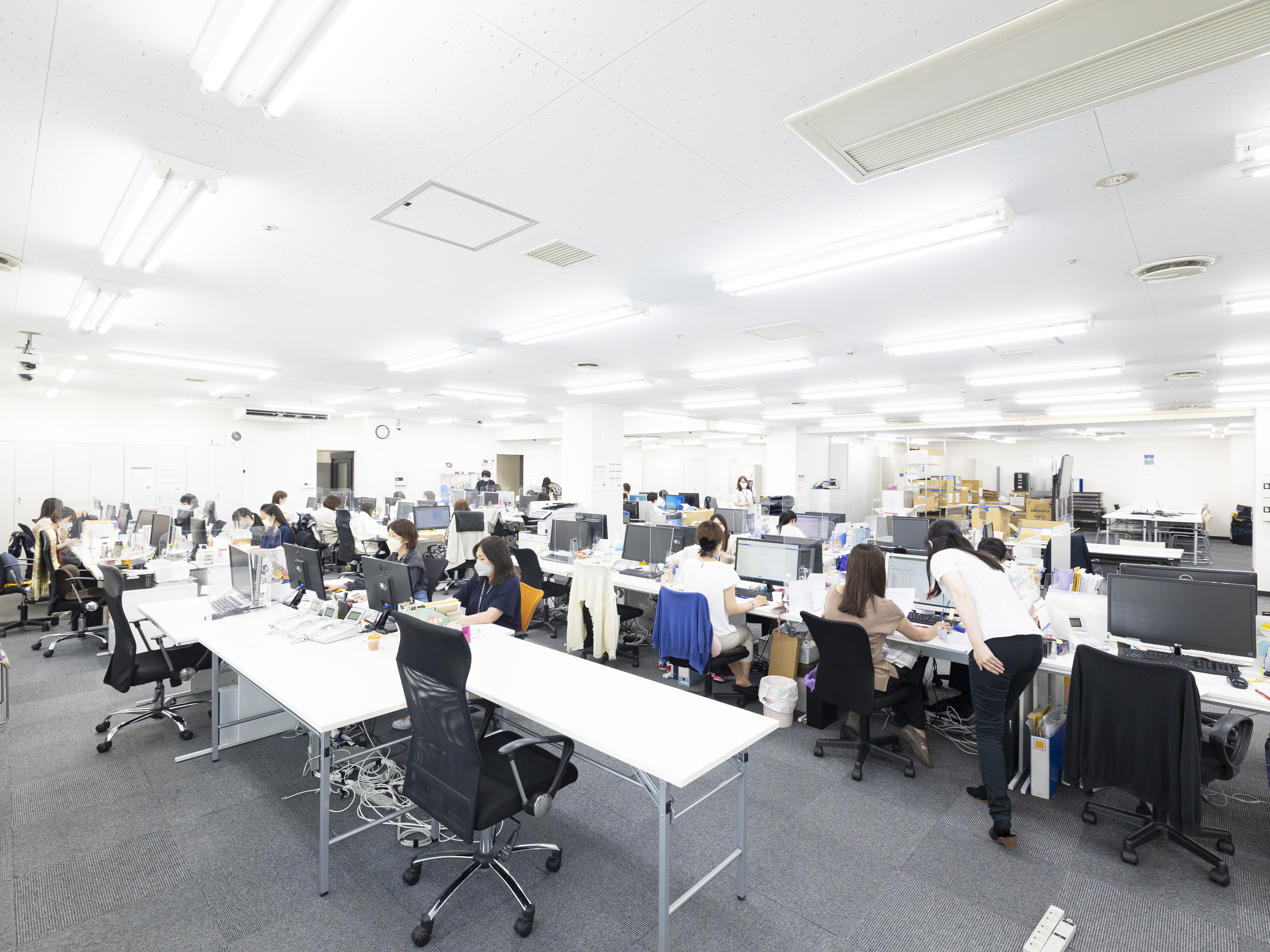 アルバイト・パート含め現在110名程が在籍。4〜25名程のチームに分かれ、グループ各社全体の社員の勤怠管理・年末調整や、店舗の許認可など様々な業務を担当しております。