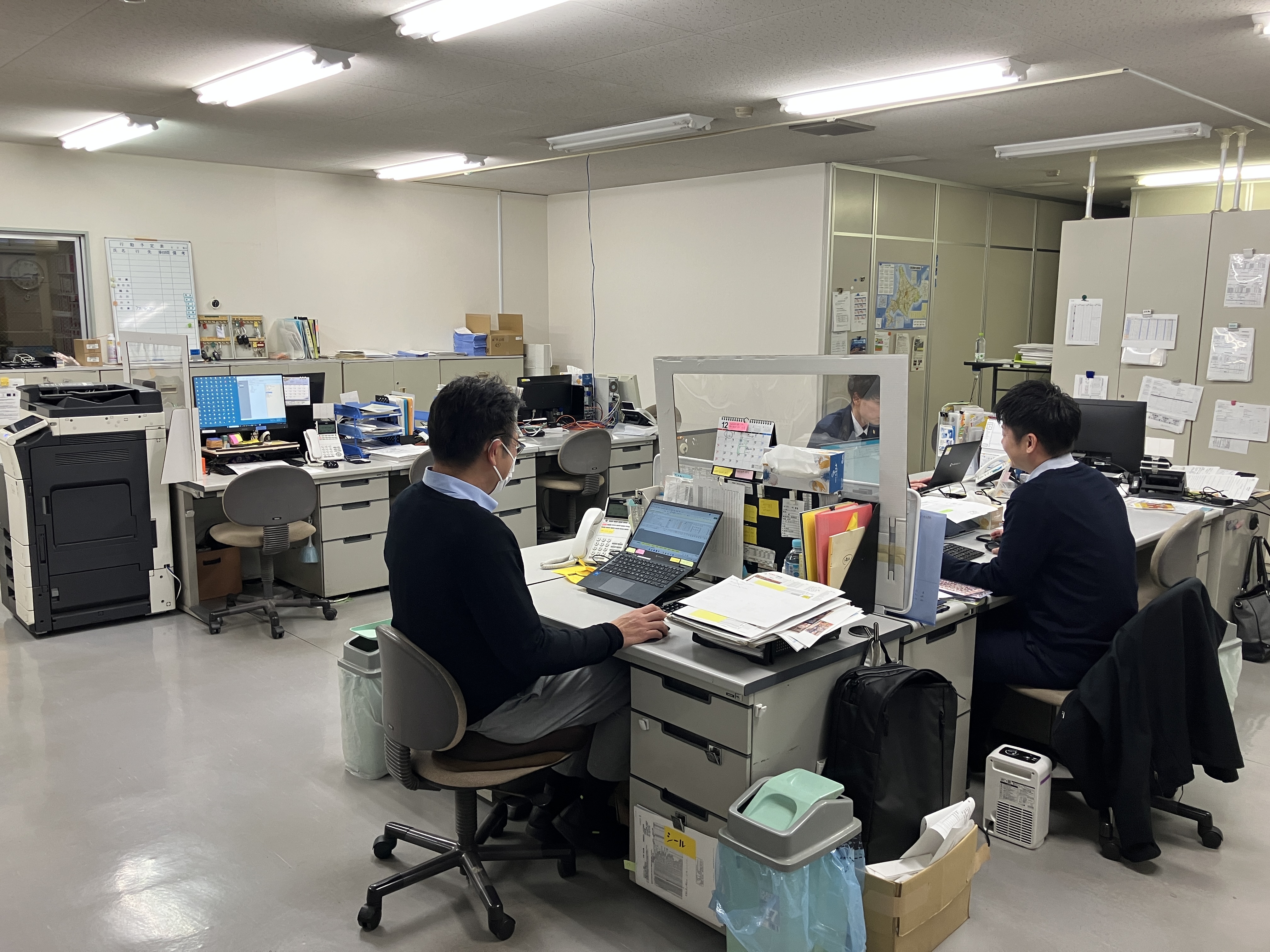 ▼チーム力抜群
札幌は営業4名（20〜50代）含めた社員7名、パート含めて23名程。
コミュニケーションが盛んで、明るい職場です。
入社時、現支店長に教わりましたが、支店長のようにわかりやすく丁寧に教えます。