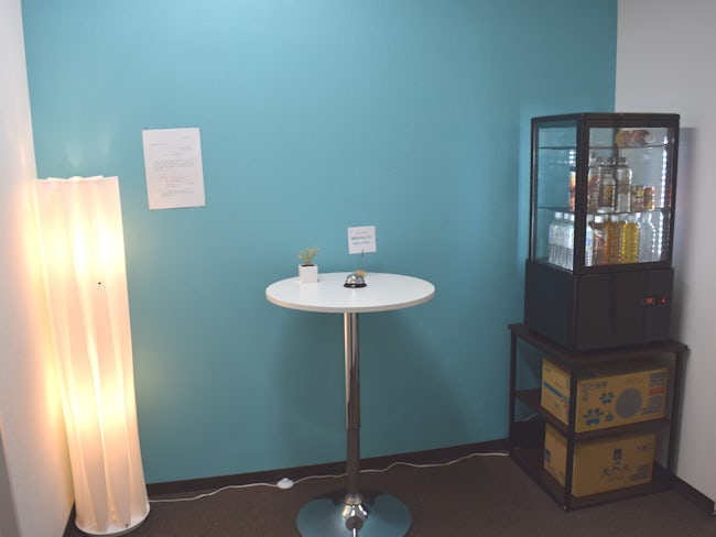 本部の事務所にはドリンクボックスを完備!社員の希望をとってコーヒーやお茶、ミネラルウォーターなどを置いています。もちろん無料!自由に取って飲むことができます♪