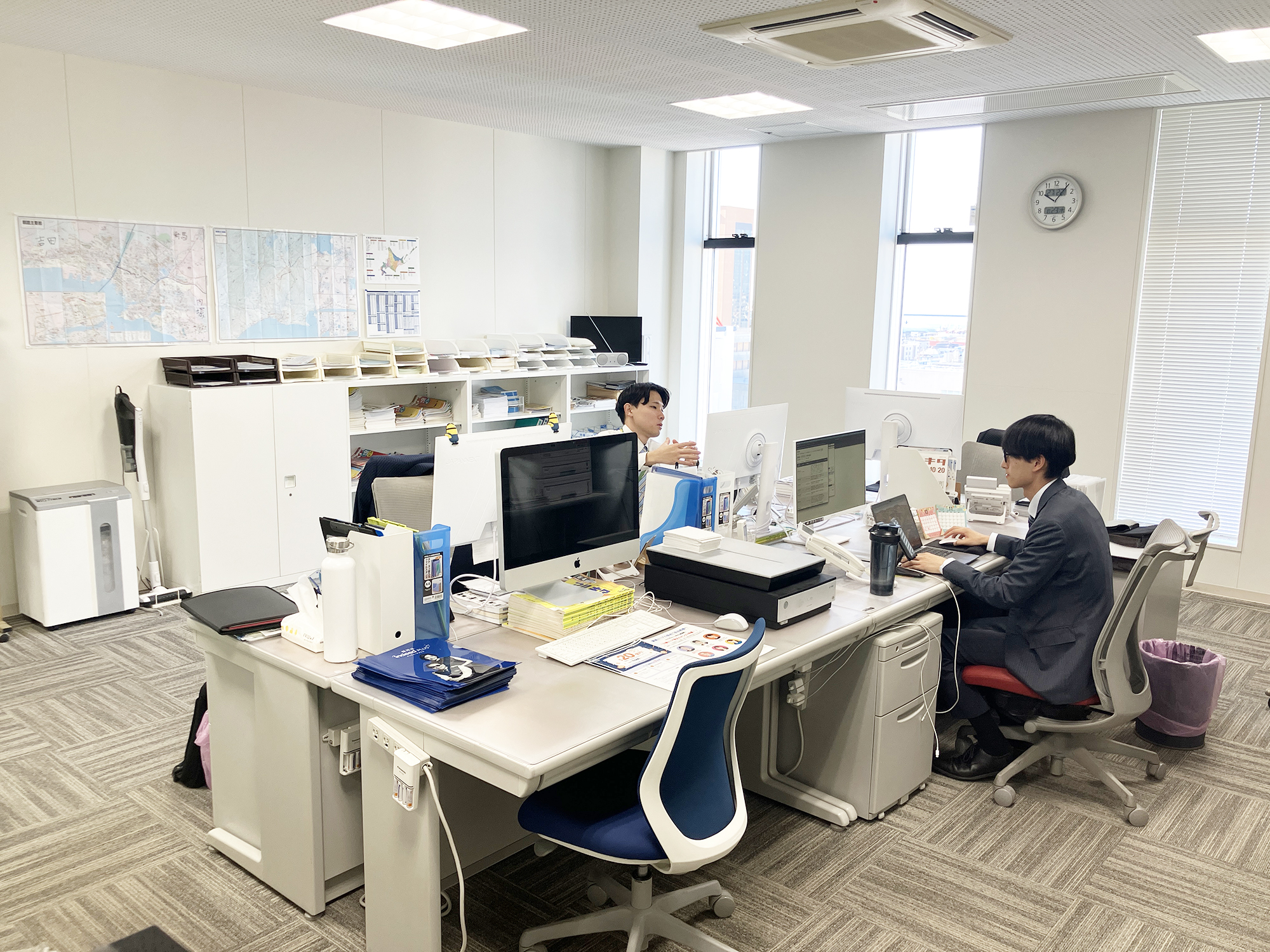 少数制の営業所ですがチームワークは抜群。釧路外勤メンバーの他に札幌の営業センター内勤スタッフとも協力し合い、業務を進めています。オンラインで定期的にミーティングも行っており、コミュニケーションも抜群！