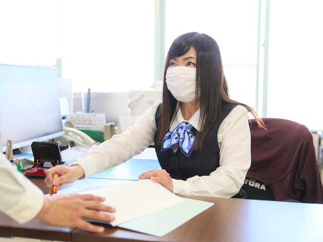 社員紹介②総務事務の松倉/書類の申請や現場備品の発注等で入社後は必ずやり取りがあります。常に本社に常駐しているので、事務手続き全般の困りごと等、何でも気軽に相談ができます。