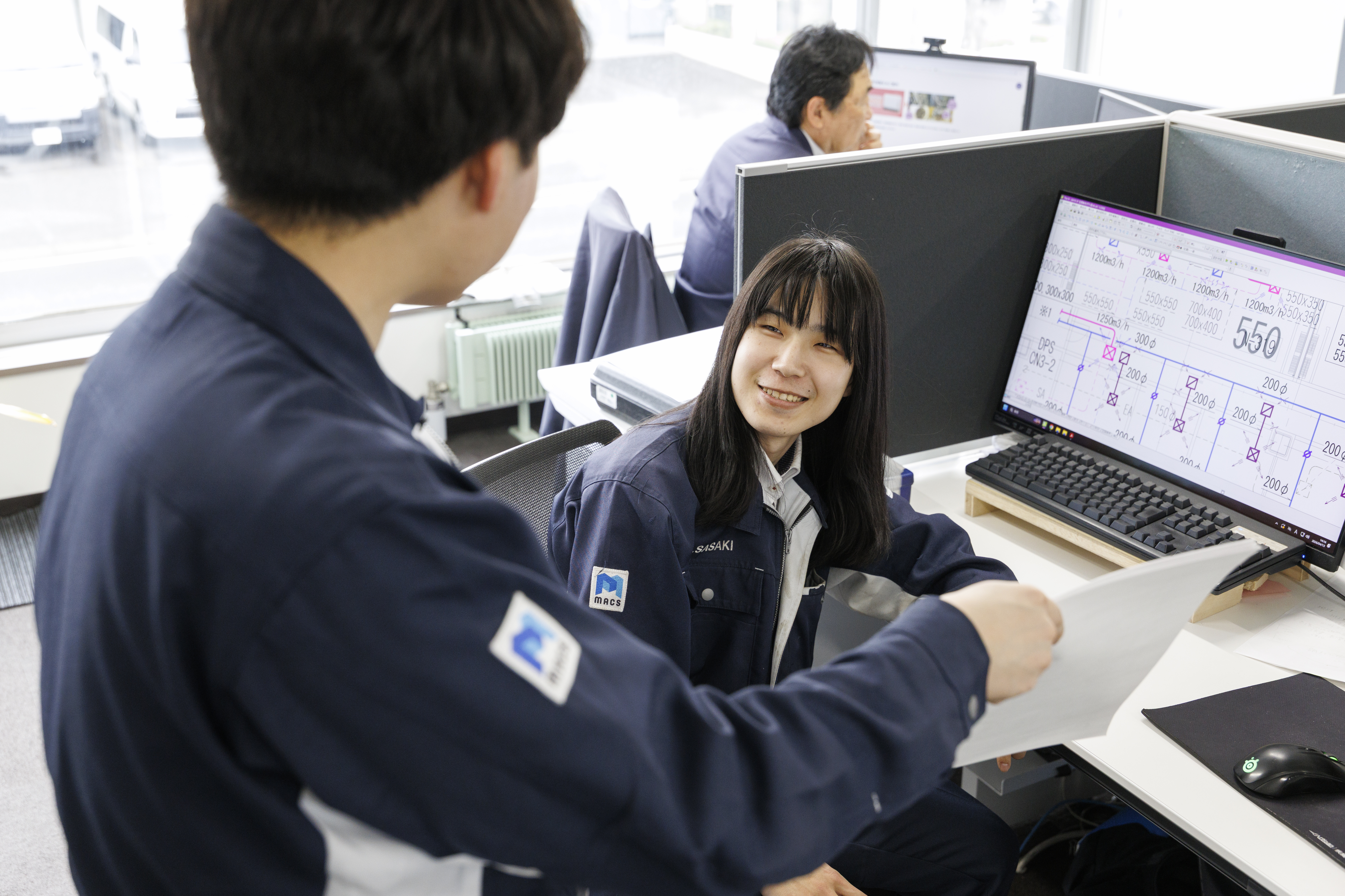 未経験でも年収360万円からスタート可能で、現職の待遇も同等以上を補償します。元バス運転手やトラック運転手などの異業種出身者も、安定した生活リズムと前職以上の収入を手にし、腰を据えて活躍中です。