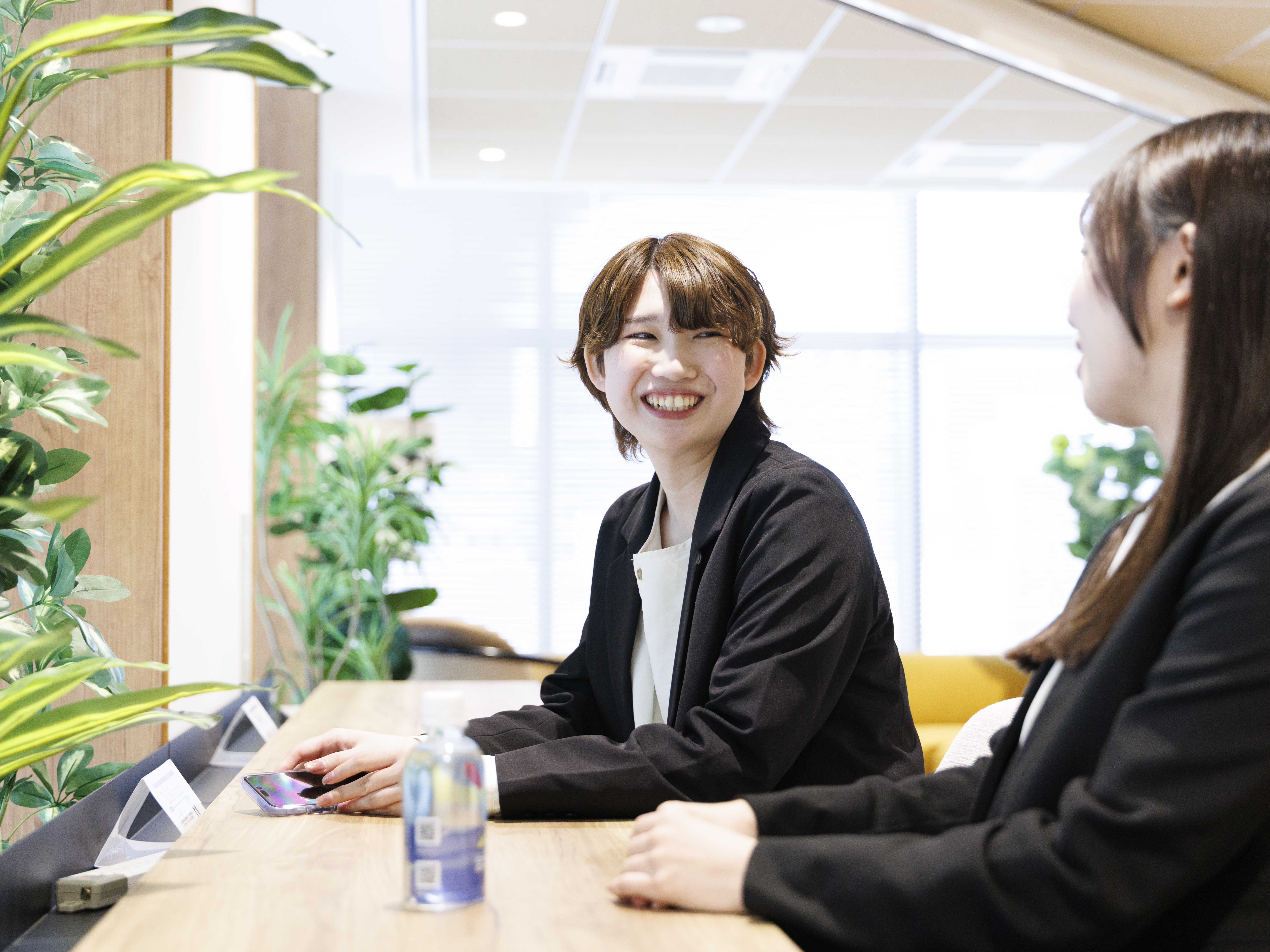 【手厚い待遇と充実のプライベート】昇給・賞与はもちろん家族手当や住宅手当など福利厚生が充実。残業は少なめで土日祝休みもしっかり確保。仕事も私生活も大切にできる環境で、腰を据えて長く働けるのが魅力です。