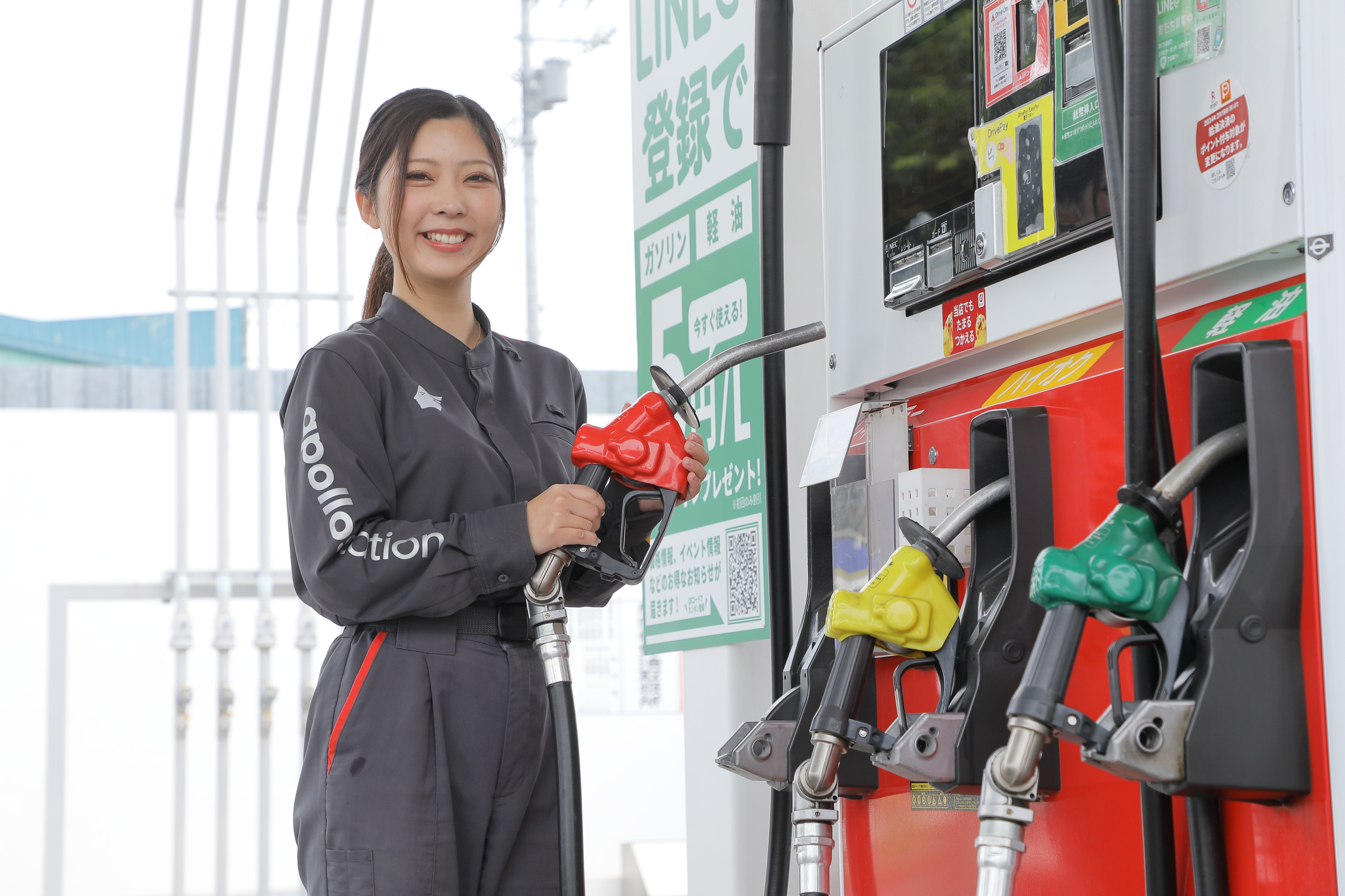 レンタカーの受付・返却対応の他、お客様の給油や車の洗車など、適度に体を動かす作業もあるのが好き！というスタッフも。