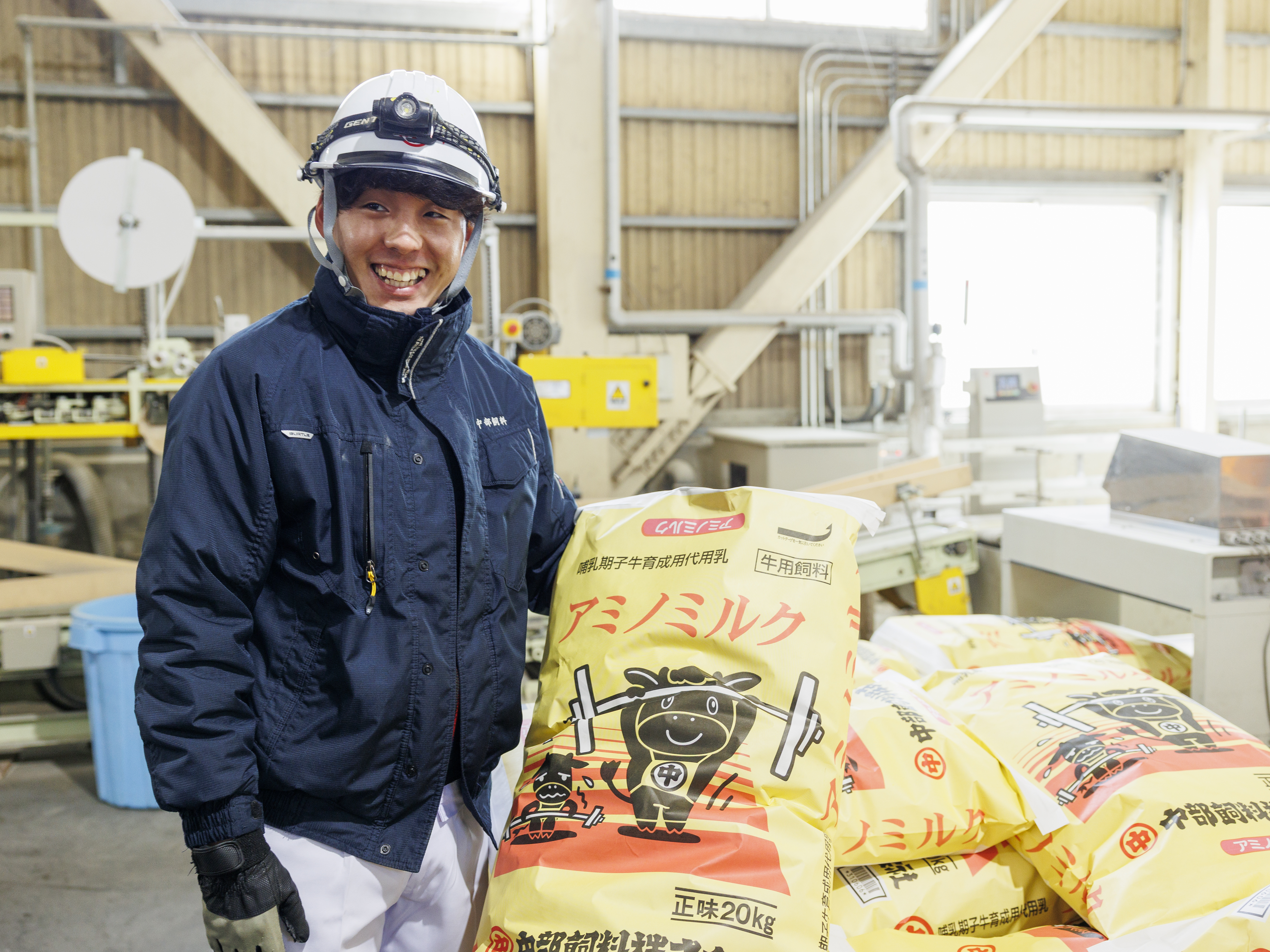 【見学レポ】たくさん製造していますが品質にもこだわり、異物混入などもないよう細心の注意を払って作業を行っていました。北海道の酪農業・畜産業を支えているという責任を肌で感じられる仕事です。