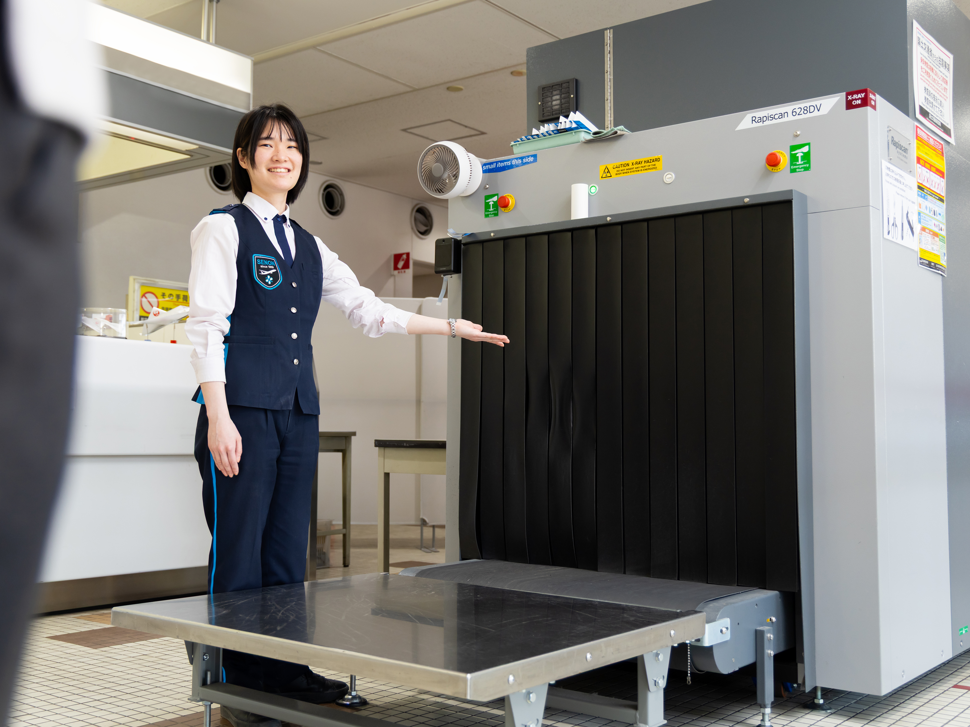 空港では保安検査業務の一環で、お客様との会話が必要不可欠です。ある程度のコミュニケーション力は必要ですが、知識やコツなどは研修や日々のOJTでお伝えいたします。