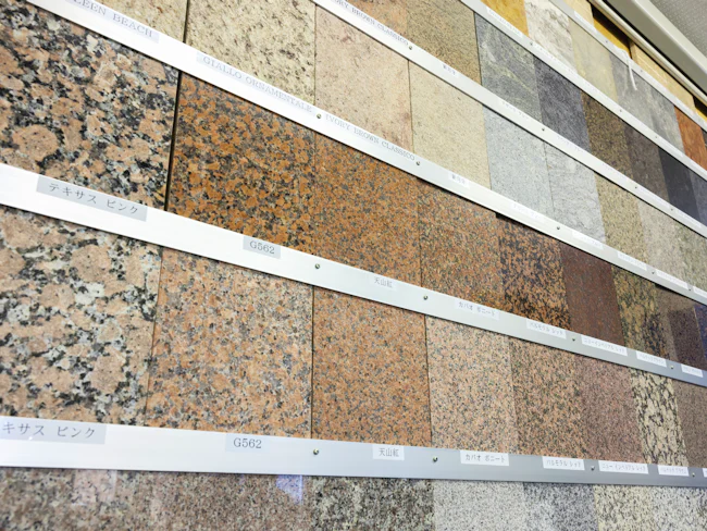 建築石材の施工管理は専門的でせまく深く、一つの領域を突き詰めていくイメージ。仕上げ材が石であること、下地に対して石が使えるかの判断さえできれば、場数を踏むことで専門知識を身につけていけます。