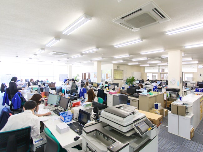 <本社2階の事務所内> フロア内に販売係(電話案内)・経理総務と奥に社長がいます! 部署間を超えて話しをしたり、社長が声をかけてくれるシーンも。 風通しが良い職場です。