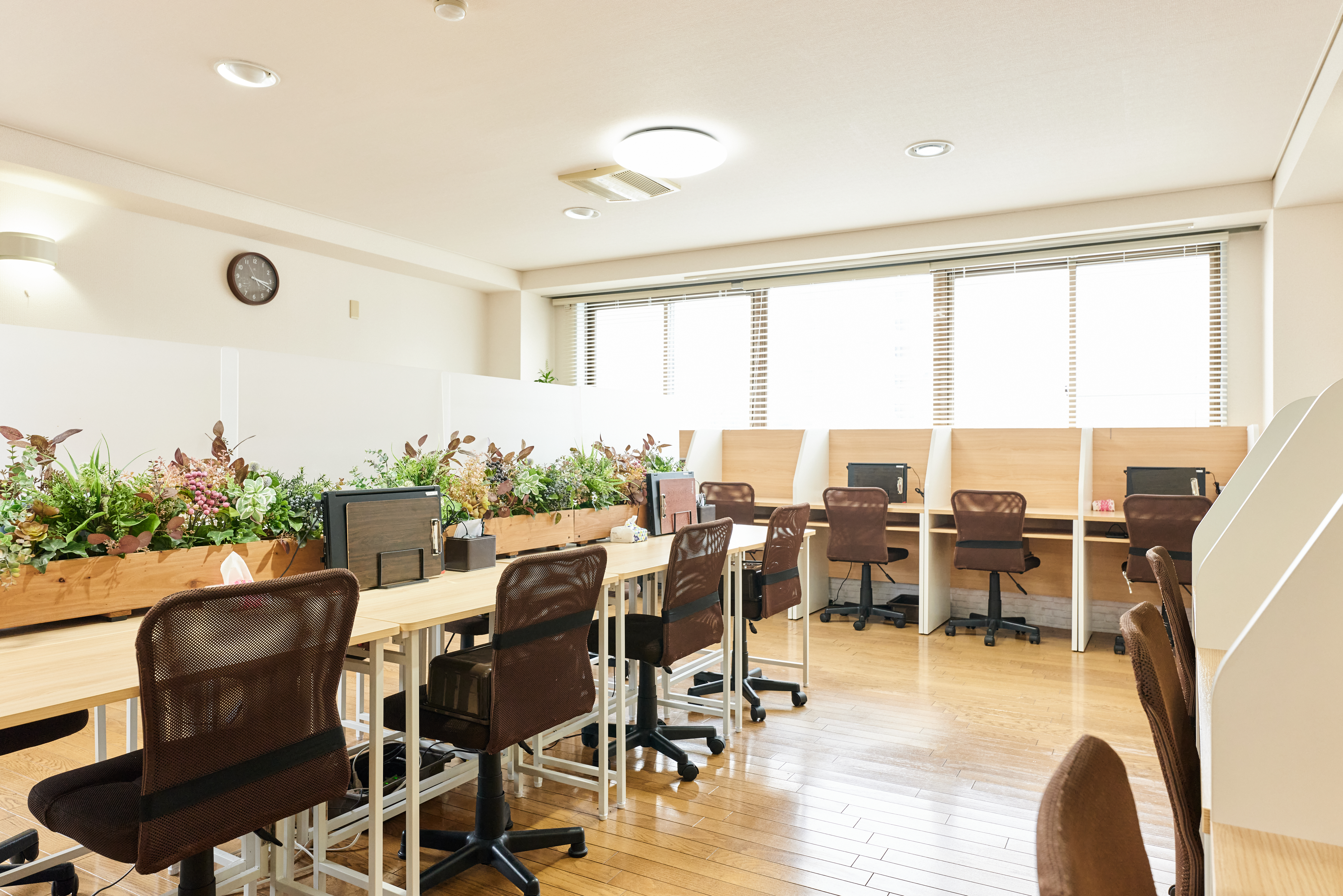 利用者さんは明るく清潔な環境で、データ入力作業を行っています。