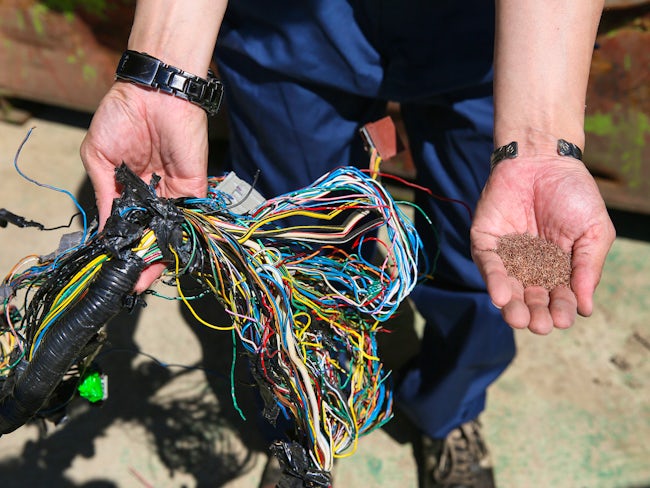 <石上車輌はリサイクルの会社②> 廃車のボディは鉄材として、そして写真の様に配線は銅材(銅粉)として、生成されます。 使えるパーツをリユースするだけでなく、金属資材へのリサイクルも行い、廃棄物削減を実施