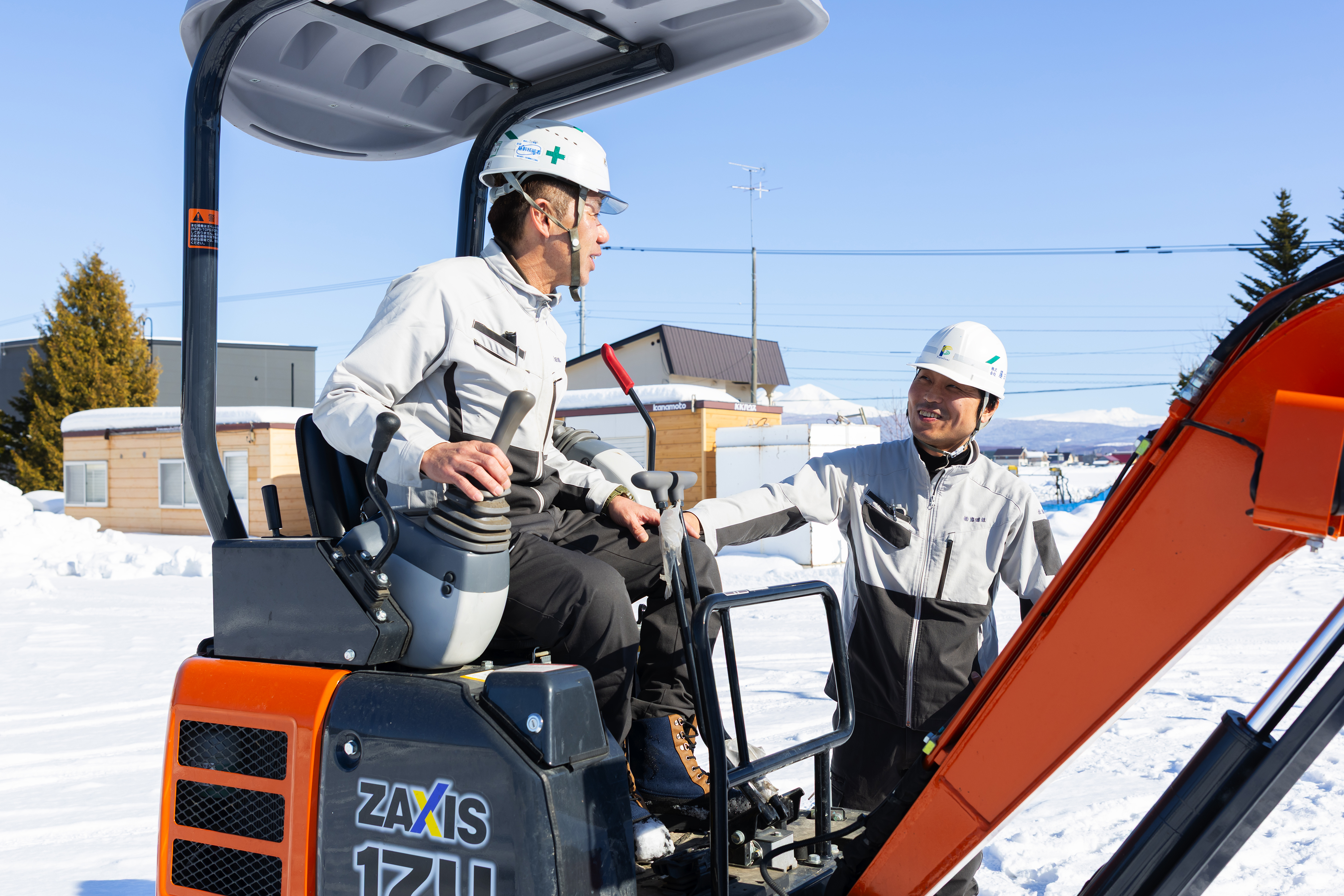 先輩が横についてフォローしてくれるので未経験でも安心して働けると思います。話しやすい先輩が多いので、困った事もすぐに相談できます。