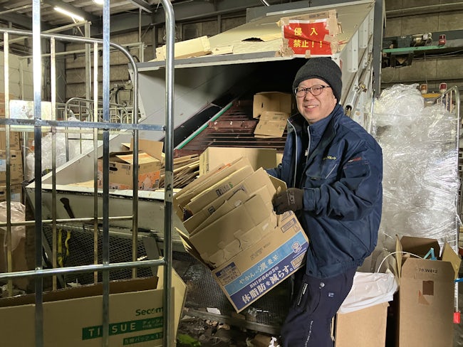 <作業風景>
お店から戻ってきた、空のダンボールを圧縮機械に入れていきます!