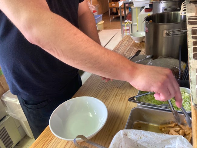 1日の最初は掃除にはじまり、調味料や座席のセッティングを11時までには行います。ランチタイムが終わりると交替で休憩。まかないは好きなのを食べてOK!これは密かな楽しみです。