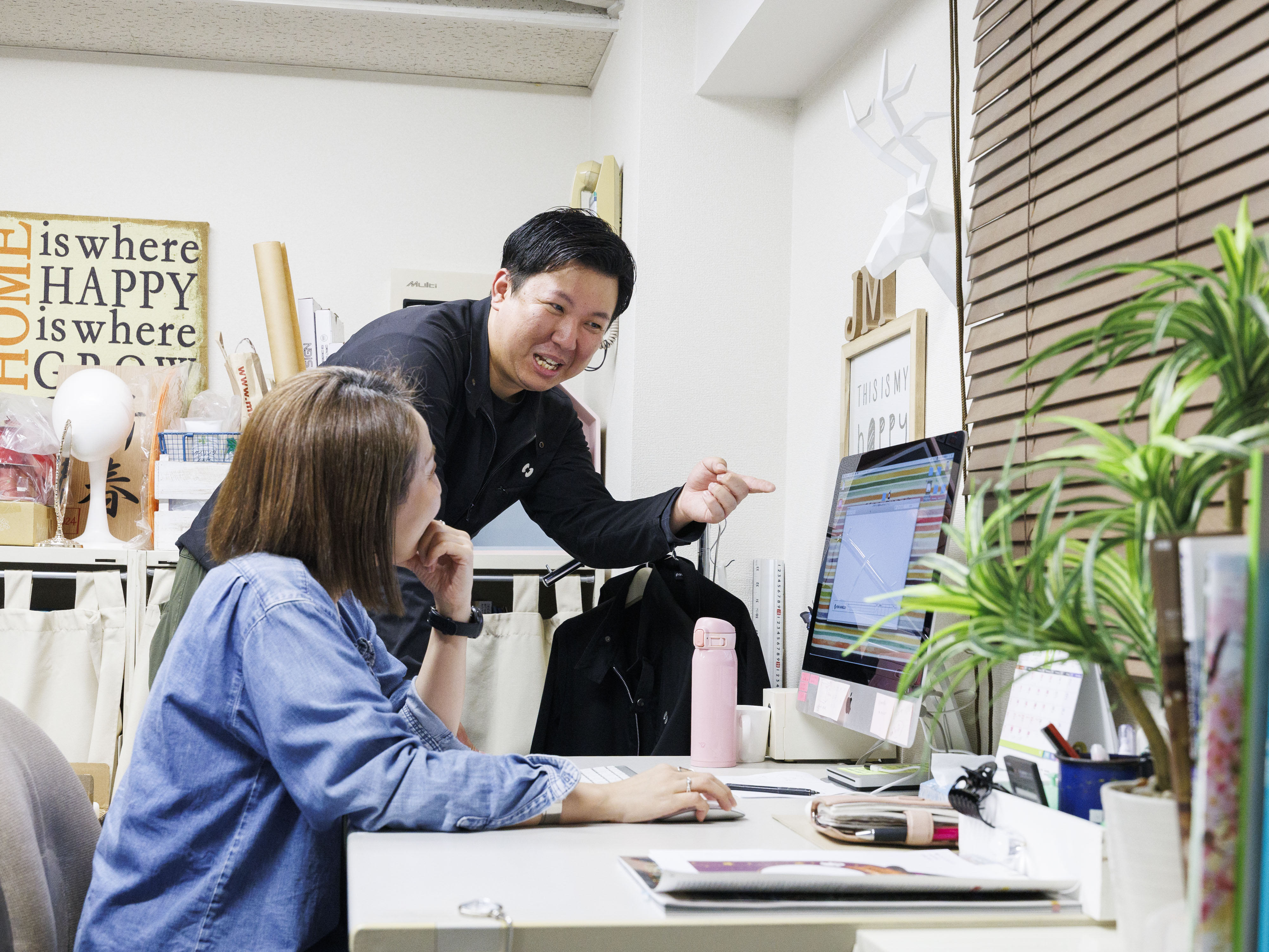 お客様の希望を聞いた上で、自社のプランナーに相談しデザインを作成してもらいます。経験豊富なプランナーは社内でもとっても頼れる存在！チームで助け合う温かい社風で、定着率の高さも自慢。
