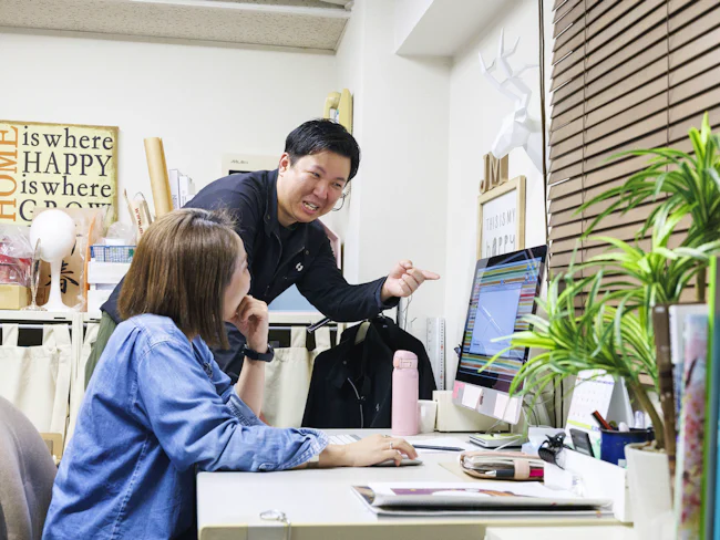 お客様の希望を聞いた上で、自社のプランナーに相談しデザインを作成してもらいます。経験豊富なプランナーは社内でもとっても頼れる存在!チームで助け合う温かい社風で、定着率の高さも自慢。