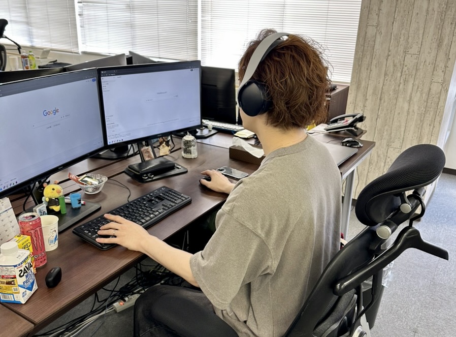 【イヤホン着用OK】 自分の世界に没頭して、クリエイティブな思考を最大化！お気に入りの音楽を聞きながら、効率よく作業に取り組める環境です。集中力と生産性を大切にしたい方にもオススメの職場です。