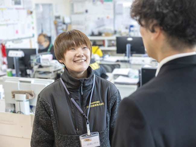 【フロント】地域密着、地元のお客様との繋がりを普段から感じられるポジション。車のお悩み解決で、お客さまとの関わりをダイレクトに感じられます。