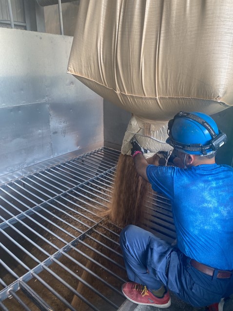 ＜小麦の調製･倉庫作業＞農家さんから届いた小麦等が入った袋(フレコンバック)をタンクへ投入する作業。その後、機械のボタン操作でふるいにかけ、ゴミを除去。検査・荷卸しをして終了です。