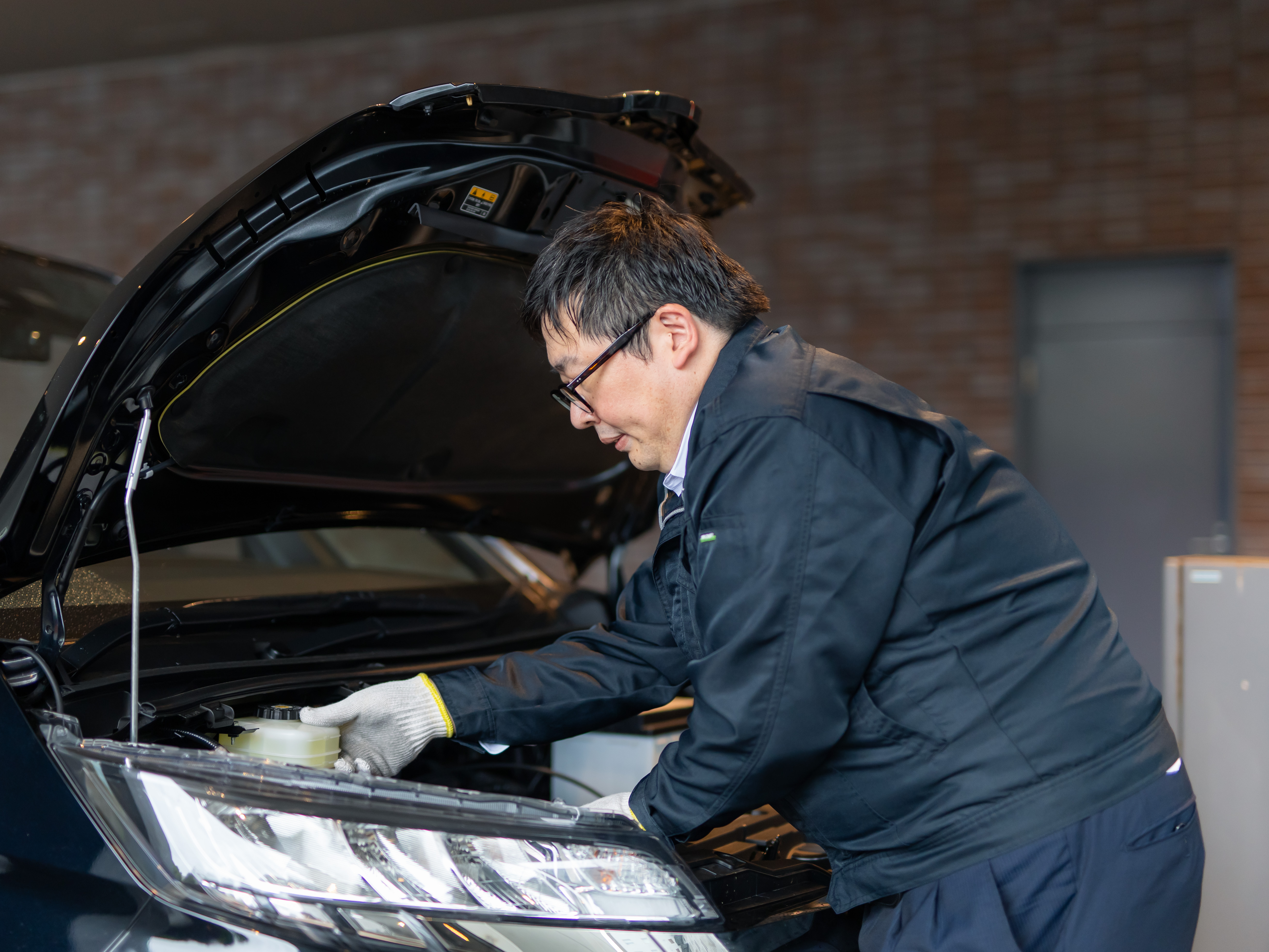 運行前に必ず車両の始業点検を行います。 エンジンの掛かり具合やオイルの量、ライト類、タイヤの状態など、異常が無いか毎日チェックを行っています。
