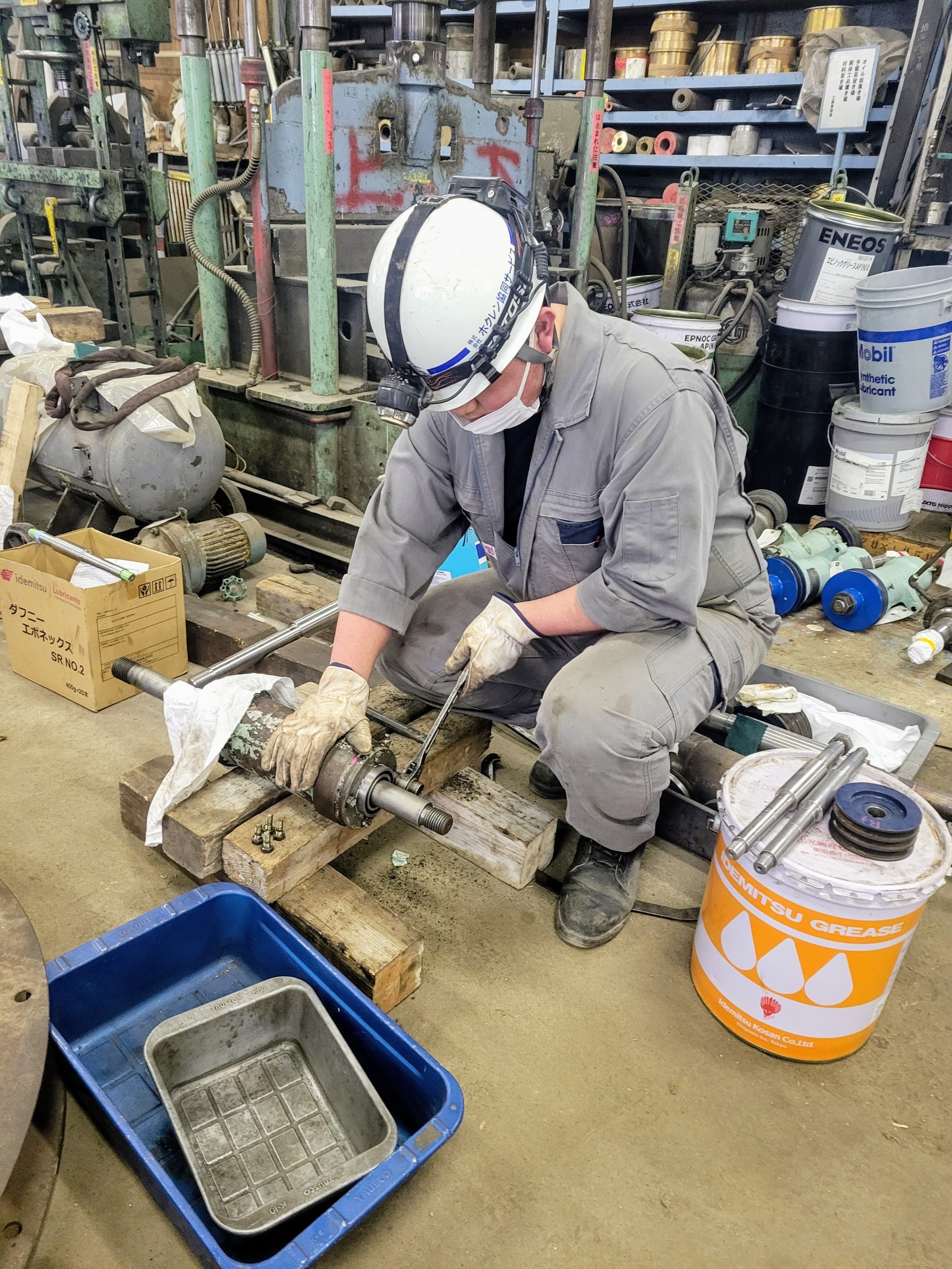 機械軸受けのベアリング交換作業の様子。製糖期の稼働時に機械異常がないよう、万全な整備をしています。