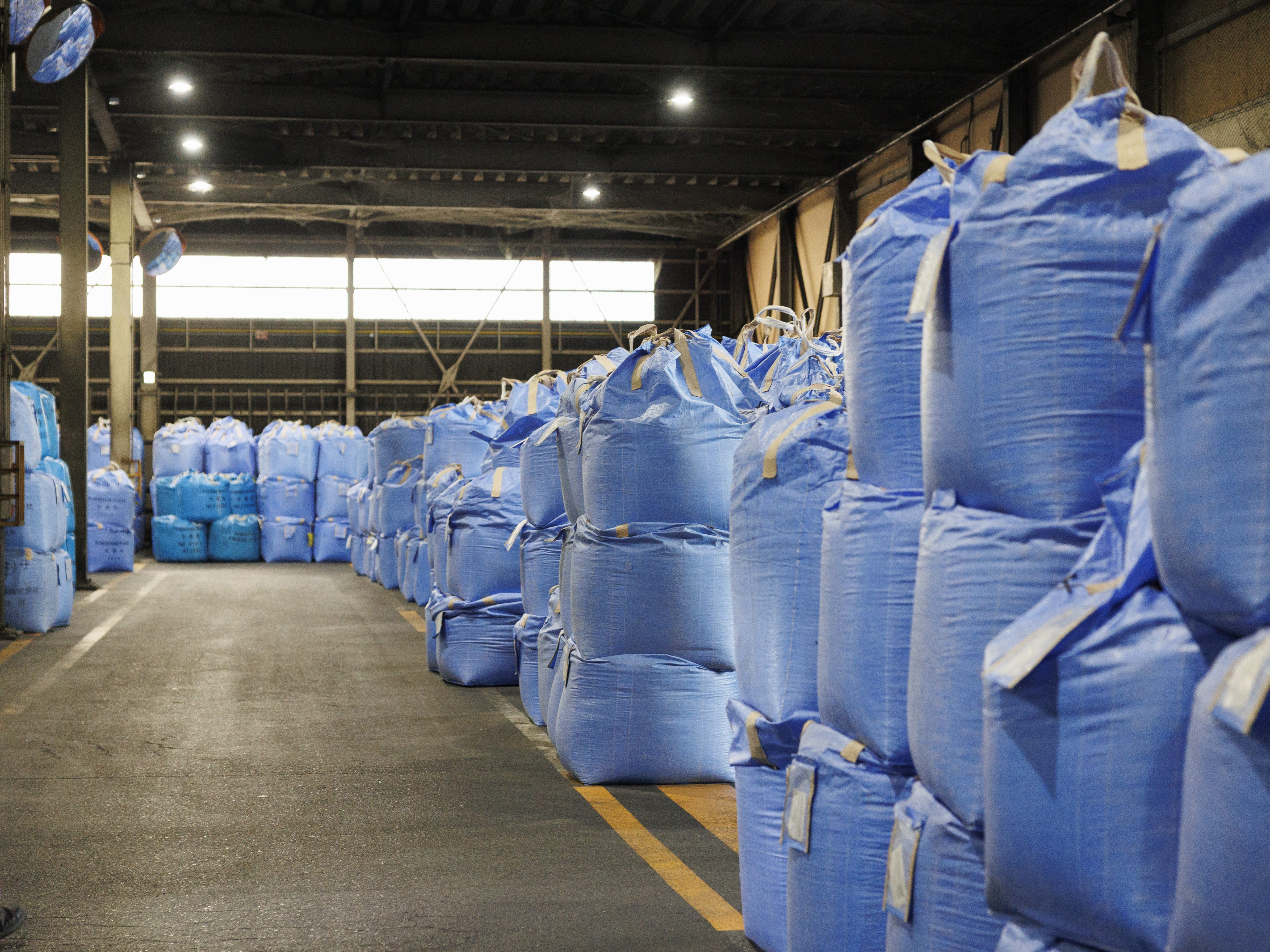 【見学レポ】すごくたくさんあるように見えると思いますが、日数で言うと、4〜5日分しかありません！それぐらい家畜はたくさんの餌を食べます。見上げる程の大きさの規模に圧倒されました。