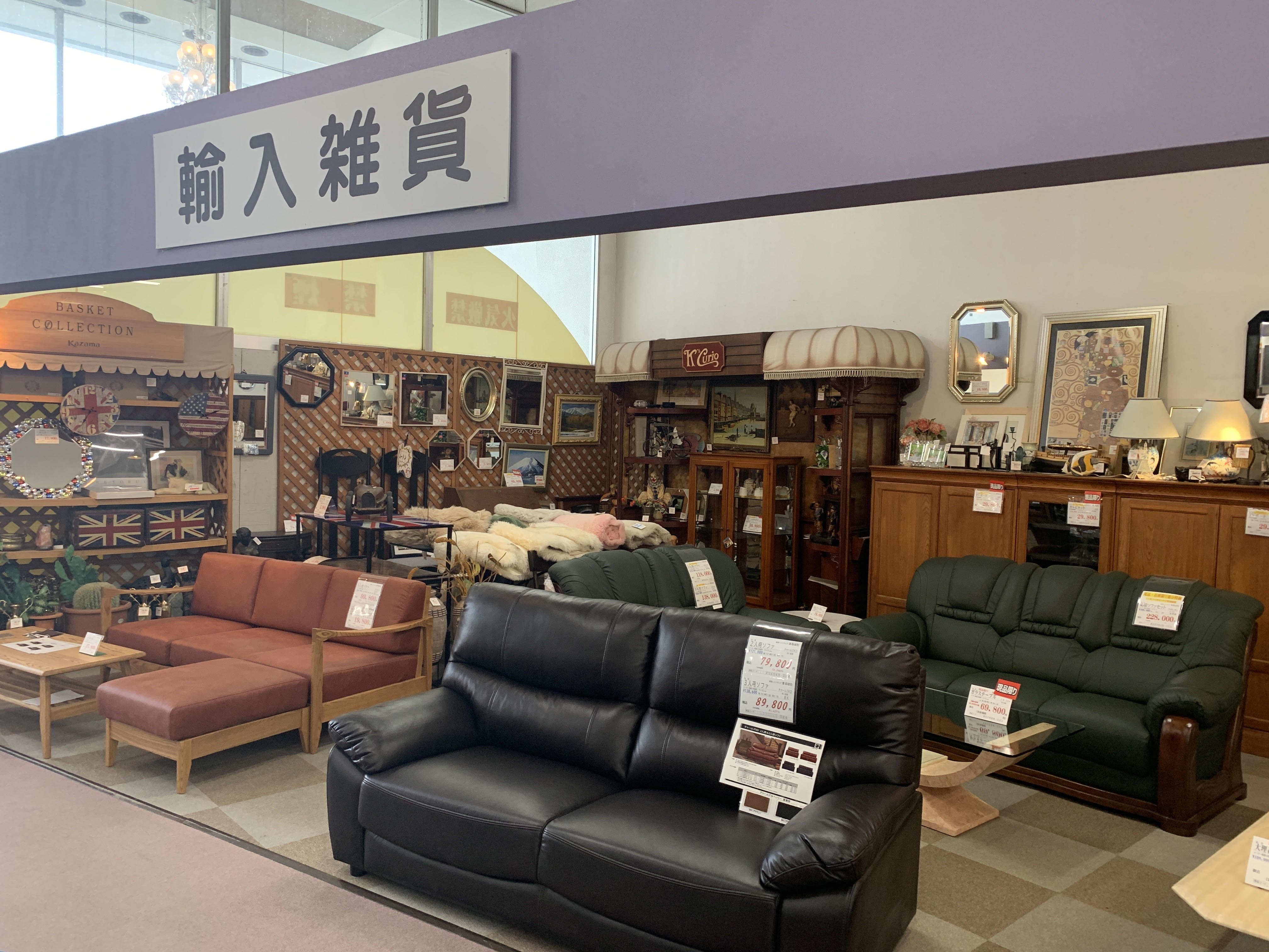 広々とした店内にたくさんの家具を展示しています。