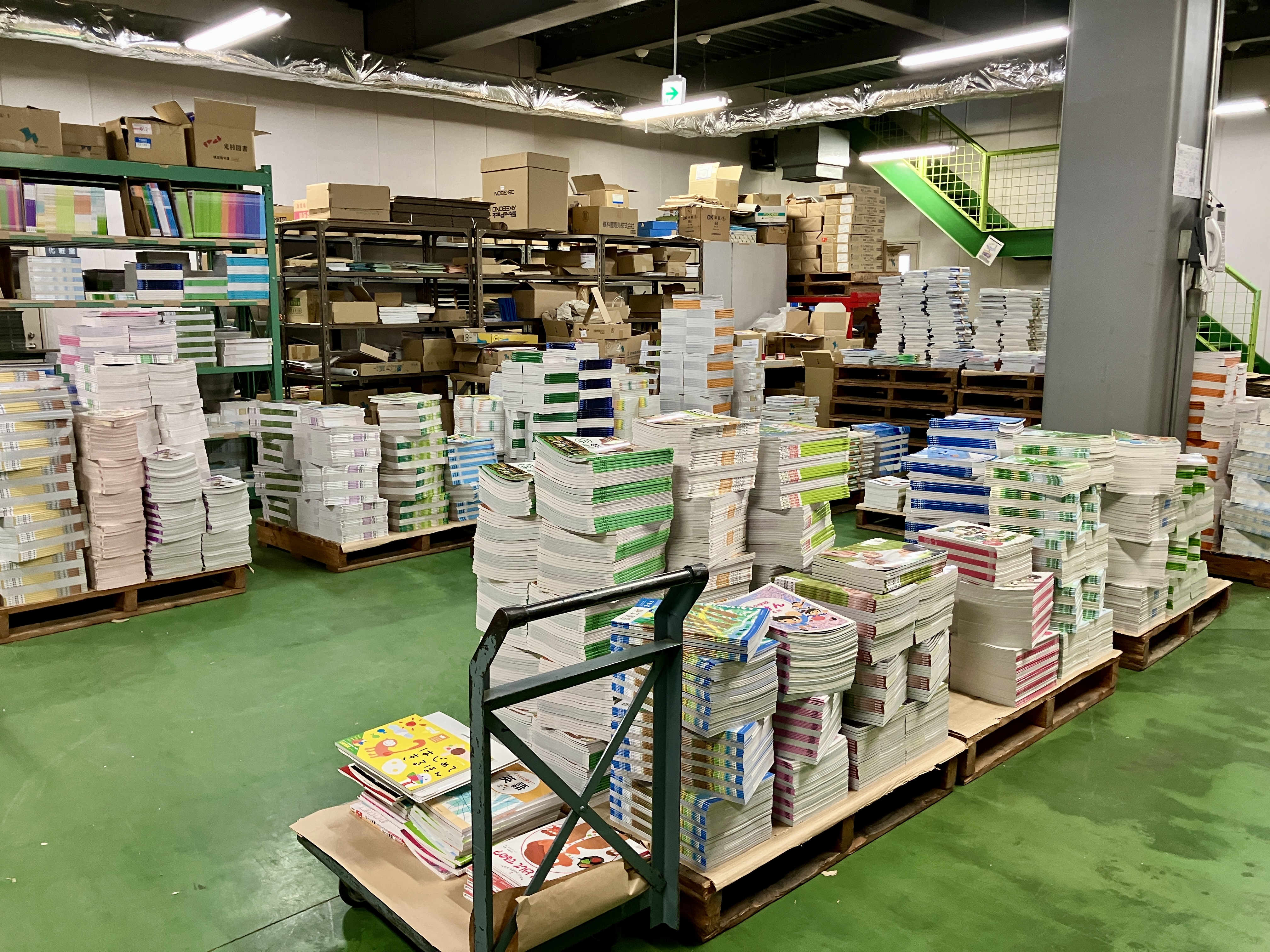 国が教科書を作り教育水準を維持した百年前から、供給を担う地域書店の役割は増大。北海道では札幌冨貴堂から分社化し、専門組織として独立しました。現在は教育インフラの要として、完全供給の使命を担います。