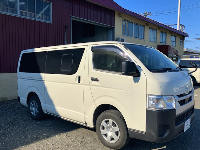【社用車はAT&4WDで安心】
車通勤可能&社有車はAT・4WD仕様なので冬場の移動も安心!北広島など江別市外から通勤しているスタッフも活躍中です。