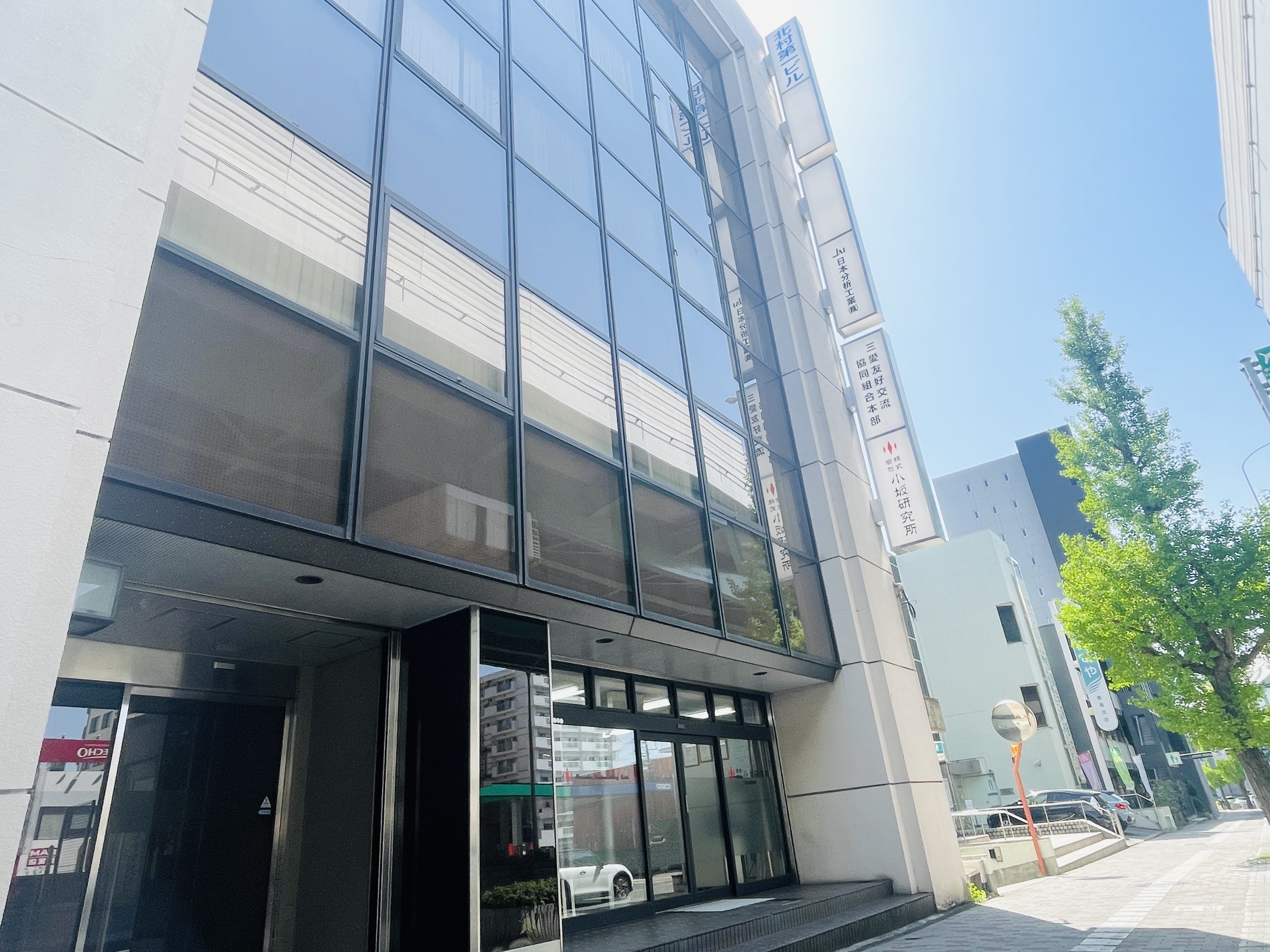 名古屋本部とも毎週のWEB会議で情報を共有できます。仕事の進め方などで相談があるときにもアドバイスをもらえる環境です。実習生と給与等の手続きがある際は通訳が帯同しますのでご安心下さい。