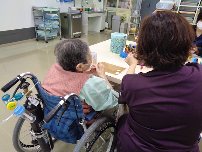<リハビリスタッフ> 食事や入浴などの生活介護は介護スタッフが、マッサージやレクリエーションなどのリハビリはリハビリスタッフが担当します。色んなスタッフが働く病院だからこそ、専門分野に専念できます。