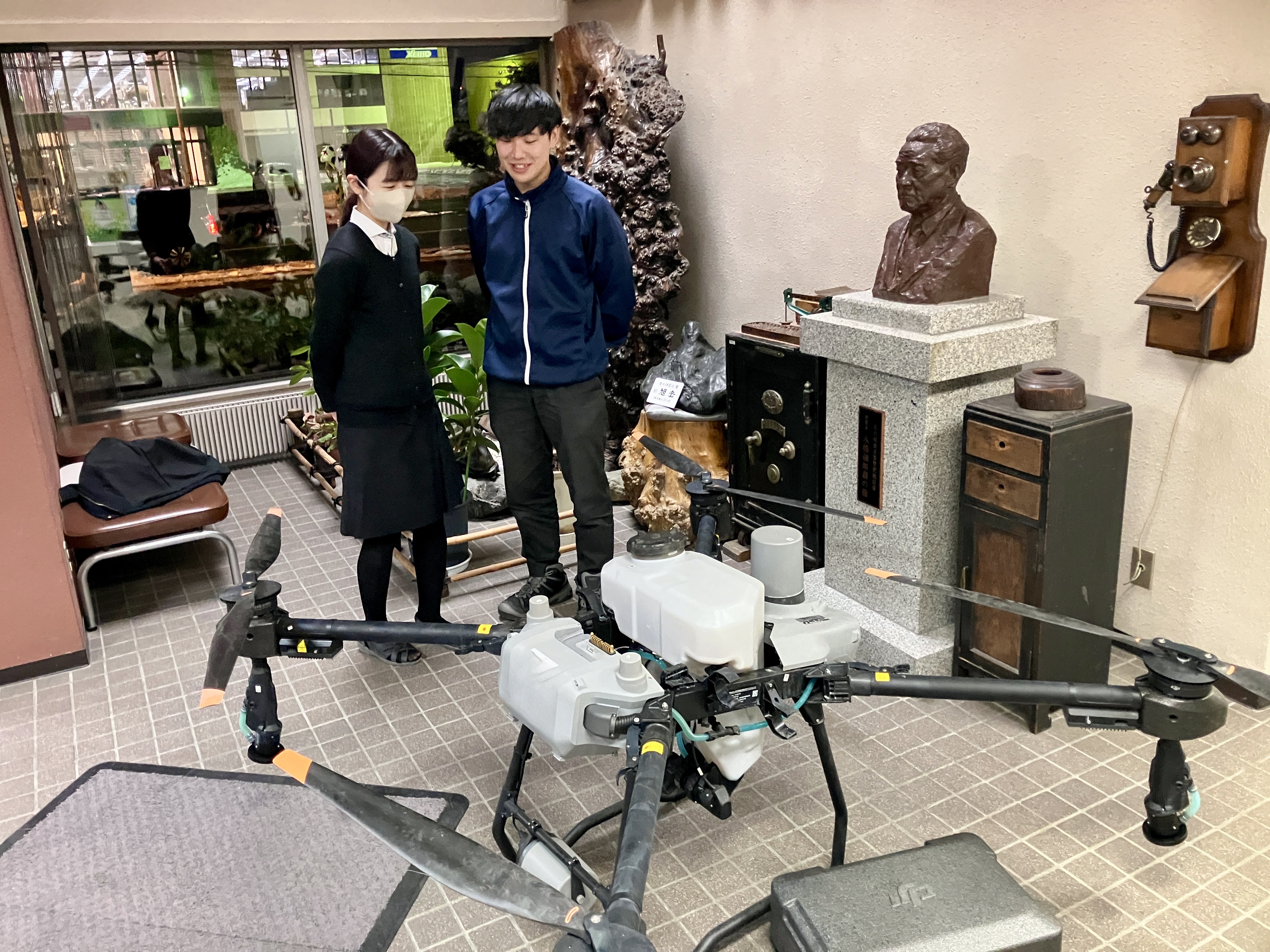 一次産業に関わるお客様が多いです。長年に渡って積み重ねてきた信頼関係がありますので安心です。取引先のほとんどは既存のお客さまです。古いものも最新アイテムも取り扱っており、最近は農業用ドローンが熱いです