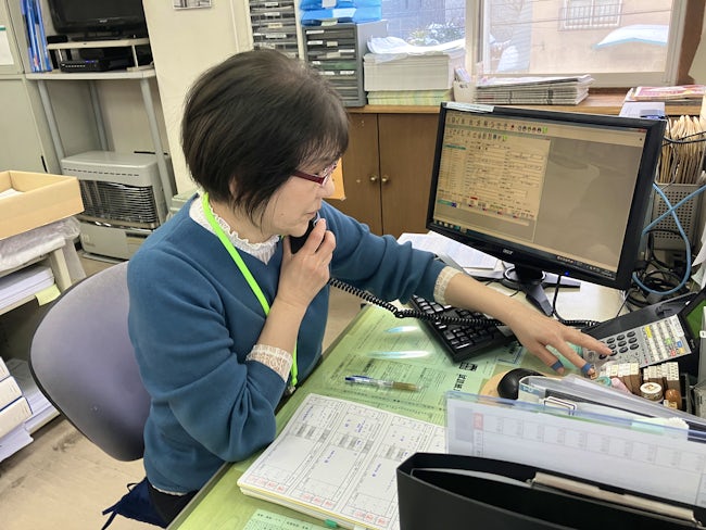 営業をサポートする事務スタッフも活躍中。営業先の顧客リストの作成など、チームで連携しながら支え合っています。