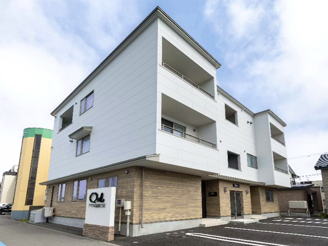 市立病院から駒大苫小牧に向かって右側にある建物の1階が当社です。従業員用駐車場は徒歩1分の近隣にあります。