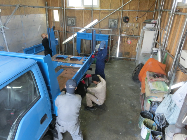＜現場風景＞
古いトラックや車をキレイにする職場です！整備は工場長、架装は4名のスタッフが実務を担当。あなたにお願いするのは作業ではなく、彼らがスムーズに動けるよう「今日の割り振り」を調整する役割です！