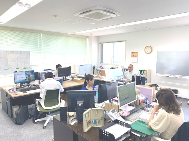 少人数のアットホームな雰囲気です。社長も穏やかな性格でスタッフを大切にしています。自分のペースで良いので焦らずゆっくり職場や仕事に慣れてほしいと思っています。