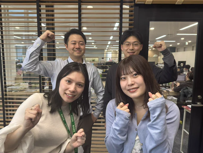 抜群のチームワークと活発なコミュニケーションが私達の強みです。社内交流が多く、困った時は全員で支え合う文化があります。あなたの「挑戦したい」という気持ちを、メンバー全員で応援します!