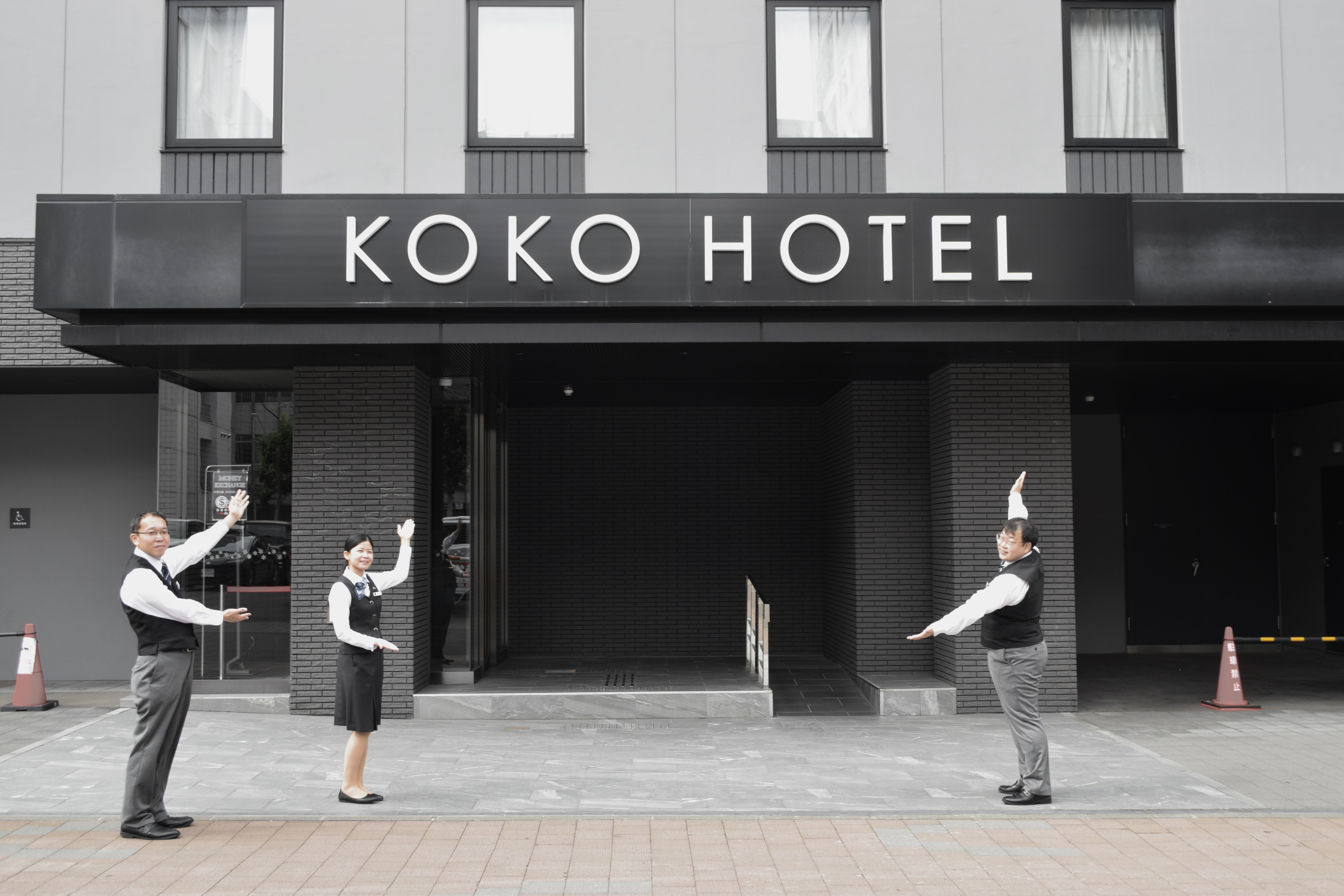 フロントスタッフのみの10名程で運営しているので、コミュニケーションも取りやすい環境です。
夜勤も含めて必ず2人以上のシフトになりますので、1人になることはありません。