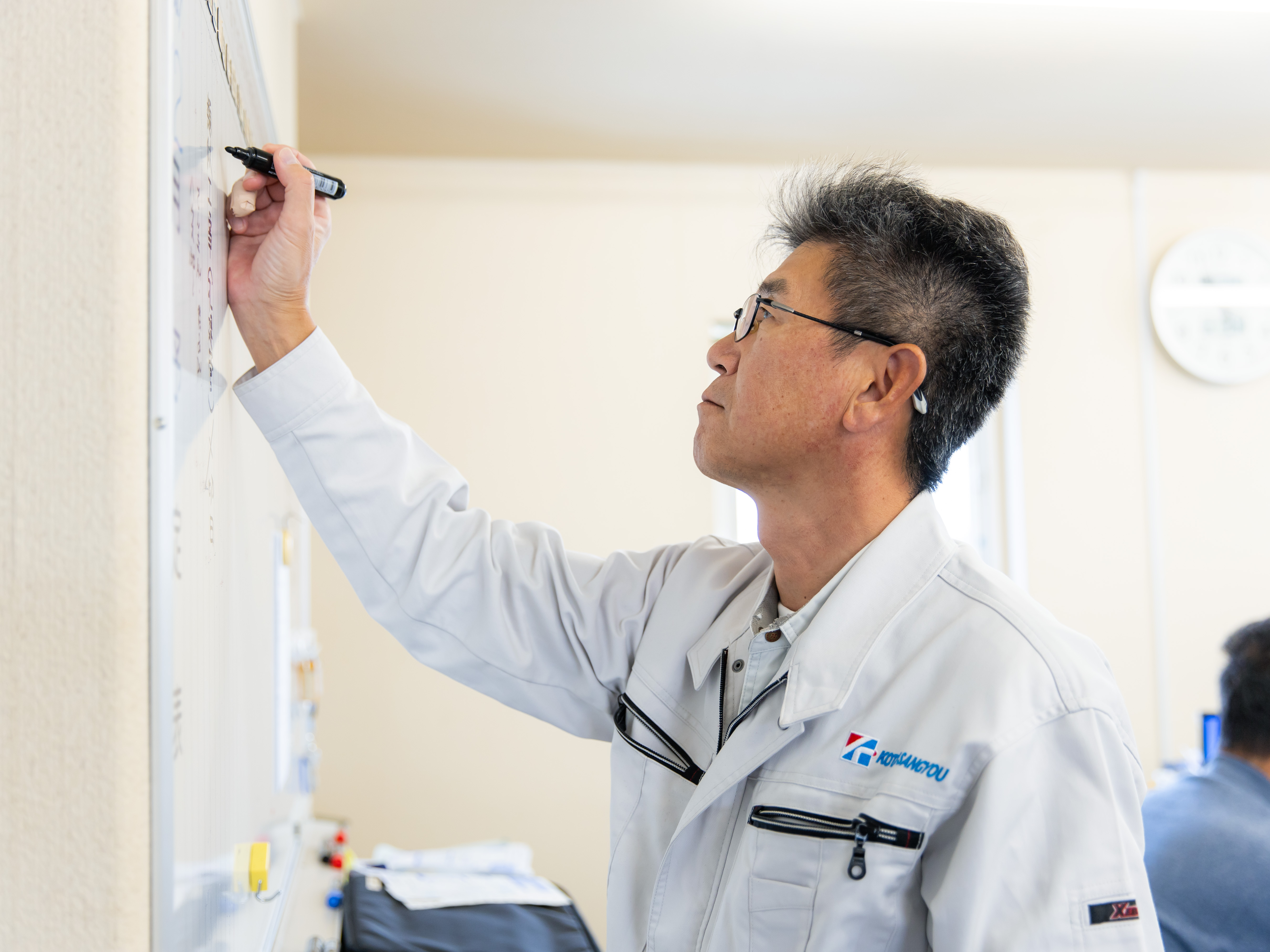 もちろん忙しいときもありますが、急ぎの業務がなければ、定時あがりが基本です。当社は固定残業代を導入し、残業をせずとも安定収入を得られるようにしています。