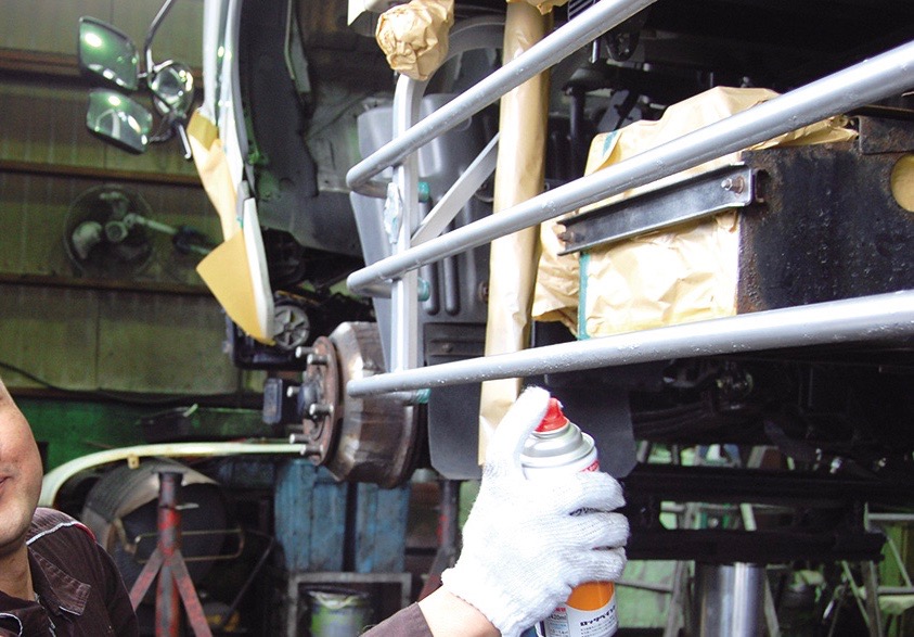 塗装作業も様々な道具・方法があります。まずは道具の名前を覚えるだけでも充分です！トラックの整備を身につければ一生モノ！