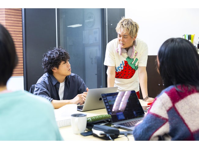 【niceの業務風景】niceはCM等のプロダクション。広告代理店等から依頼を受け、企画・構成の立案を行い、ZOU・ZEROなどに撮影・編集を依頼する役割を担います。
