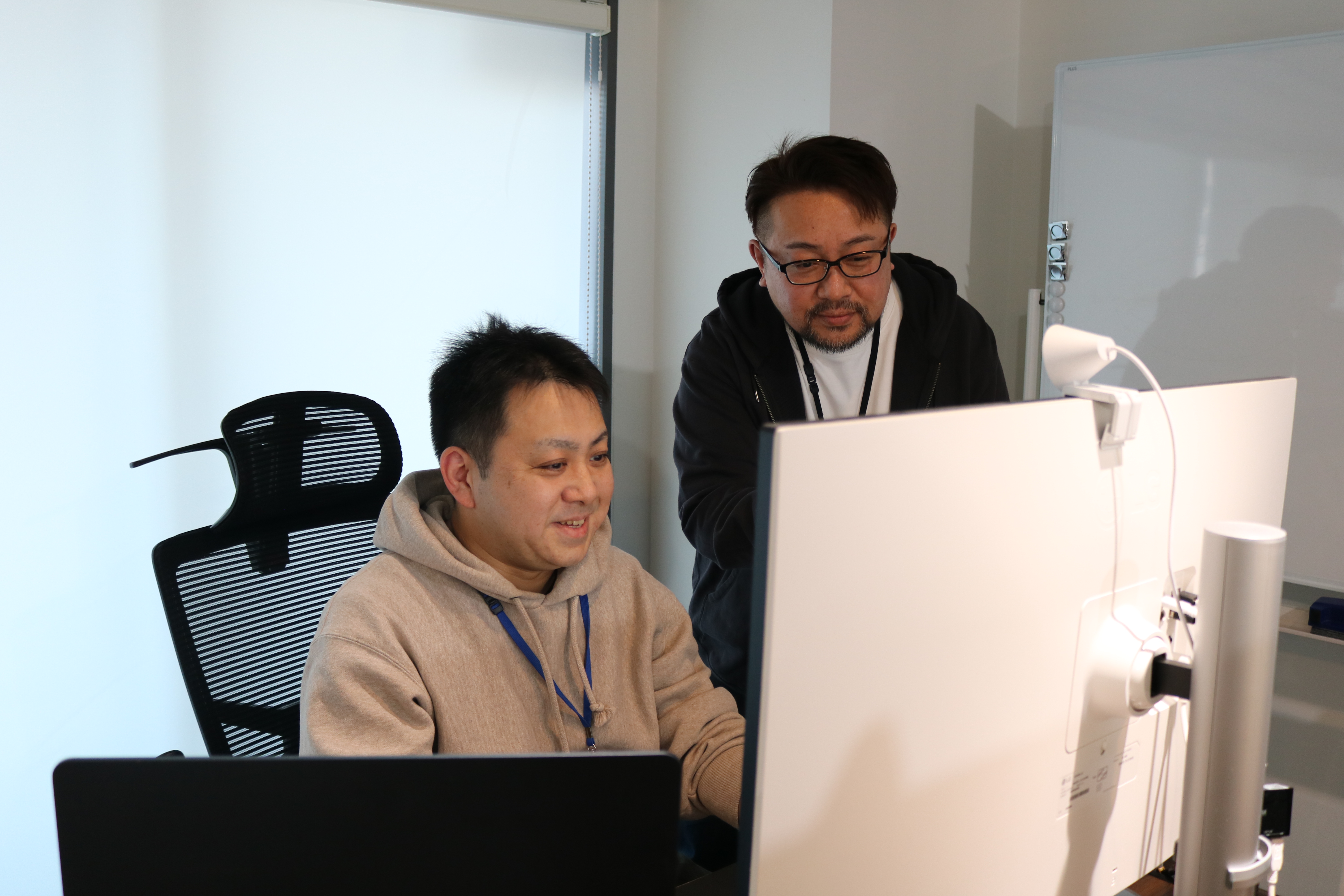 一般的なWeb開発だけでなく、Adobe製品の自動化や特殊な印刷システムなど、他では学べない専門性の高い技術も身につきます。将来的にはフロントからサーバーサイドまで対応できるエンジニアへ育成します。