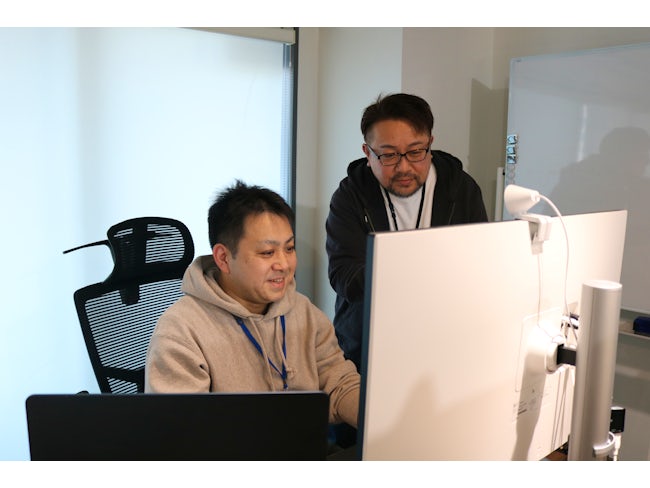 一般的なWeb開発だけでなく、Adobe製品の自動化や特殊な印刷システムなど、他では学べない専門性の高い技術も身につきます。将来的にはフロントからサーバーサイドまで対応できるエンジニアへ育成します。