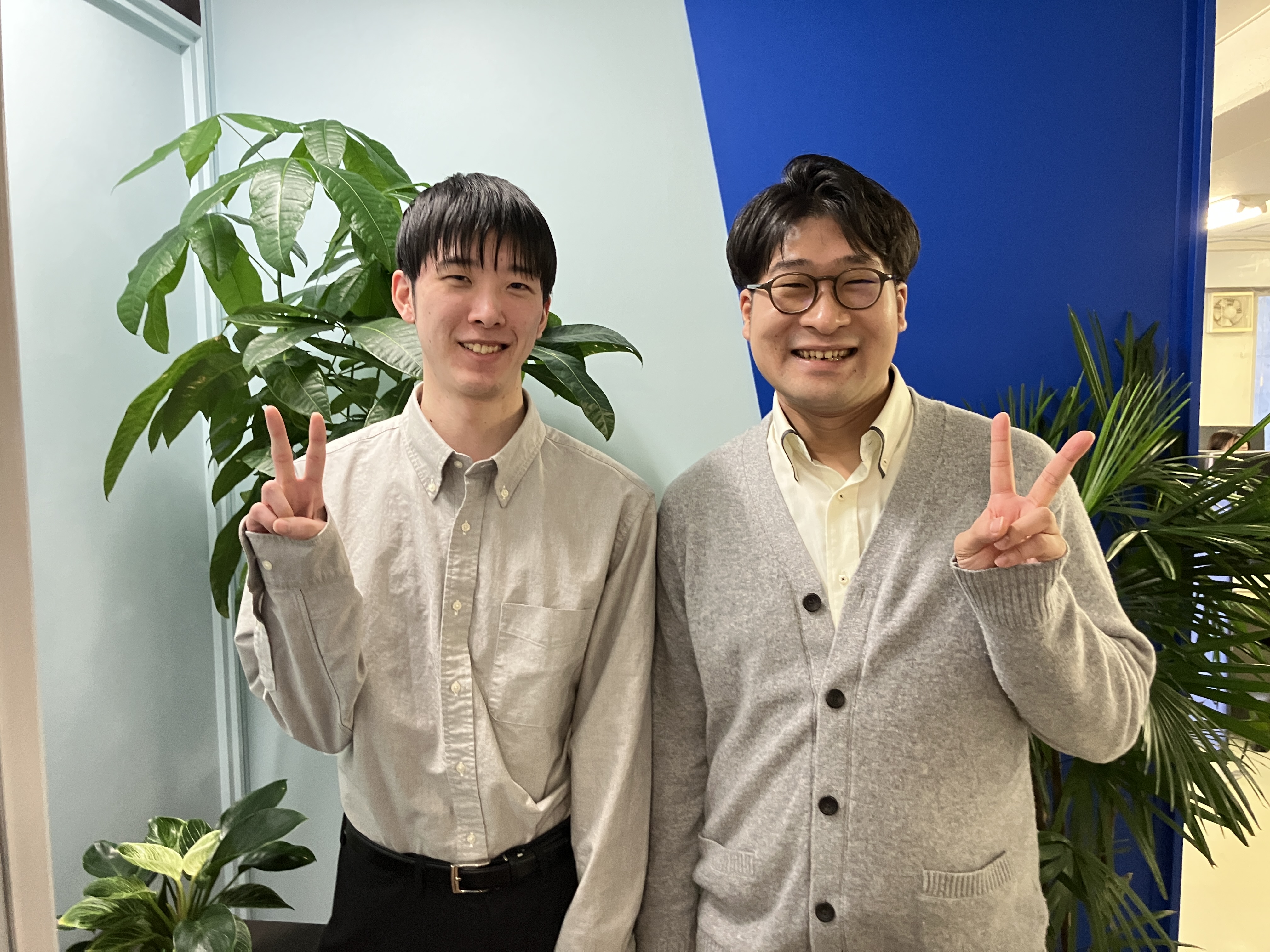 笑顔の絶えないアットホームな雰囲気も魅力の一つ。IT業界だけでなく、様々な経歴を持つメンバーが集まっています。互いの経験値を出し合い、協力しながら成長できる環境がここにあります。