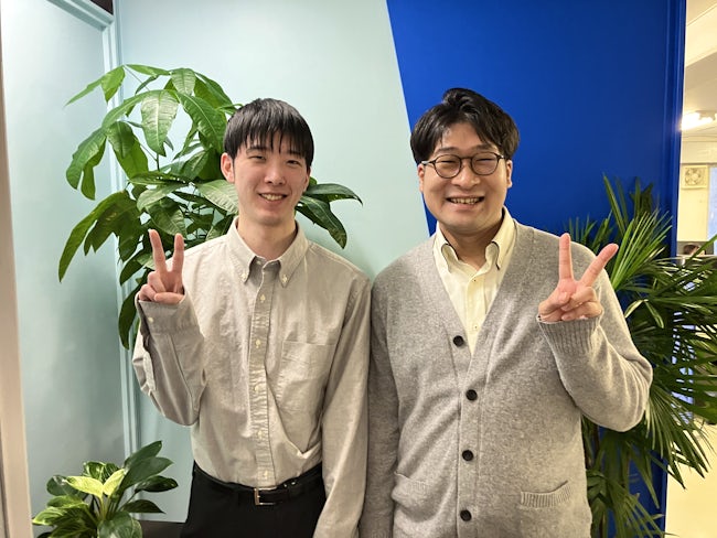 笑顔の絶えないアットホームな雰囲気も魅力の一つ。IT業界だけでなく、様々な経歴を持つメンバーが集まっています。互いの経験値を出し合い、協力しながら成長できる環境がここにあります。